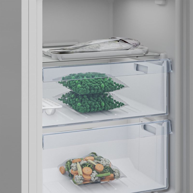 Холодильник Beko RCSA240K40WN