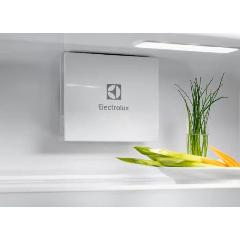 Холодильник Electrolux LNG7TE18S