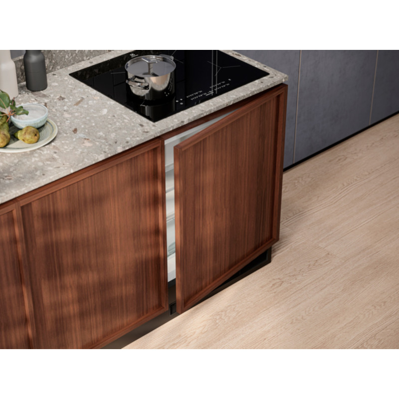 Морозильна камера Electrolux LYB2AE82S