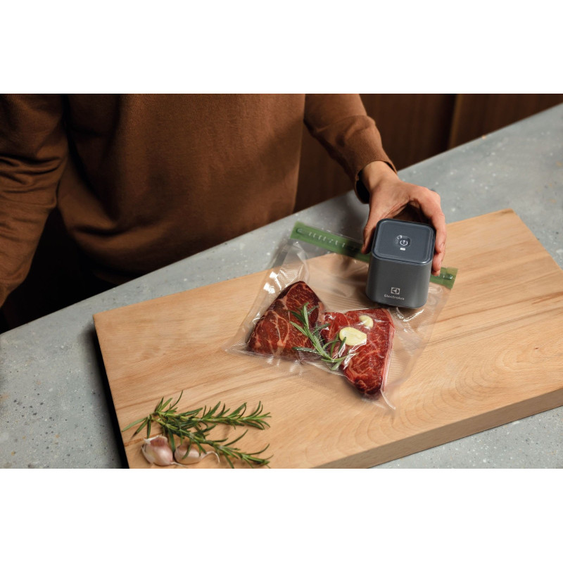 Вакуумний пакувальник Electrolux EVSK1